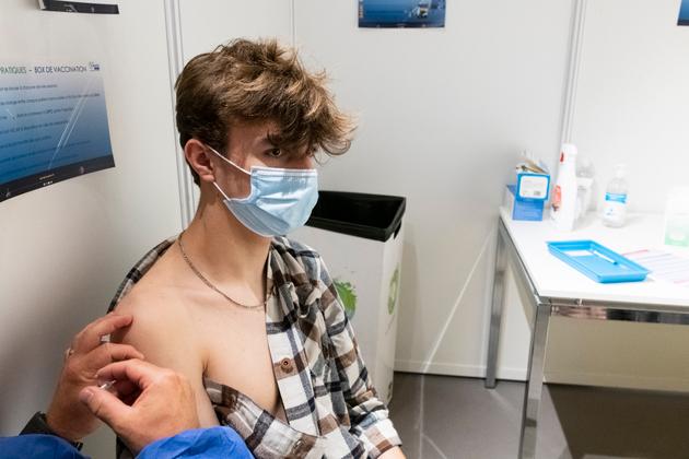 Ambroise, 14 ans, reçoit sa première dose de vaccin au centre de vaccination de la porte de Versailles, le 15 juin 2021 à Paris.