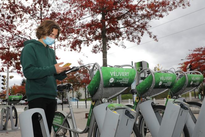 Un usager de la métropole de Saint-Etienne utilisant l’application Moovizy.