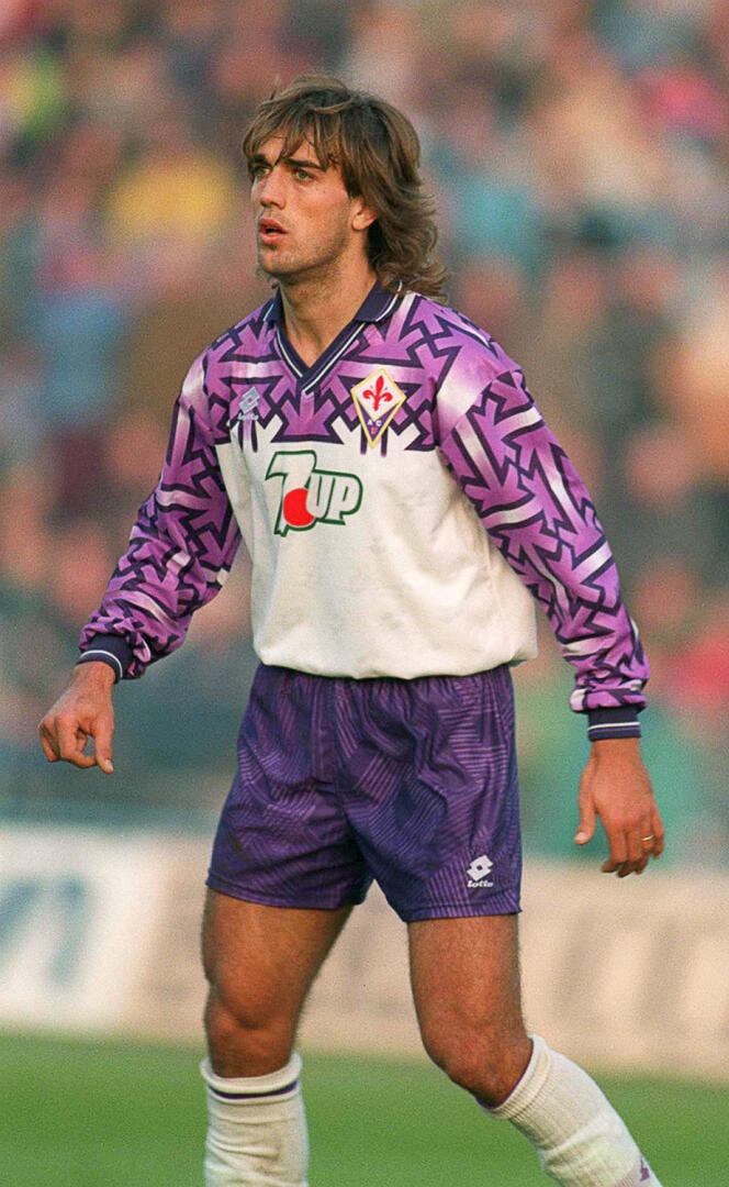 L’attaquant de la Fiorantina, Gabriel Batistuta, en décembre 1992. Les formes géométriques de la partie supérieure du maillot de l’équipe italienne laissent deviner deux croix gammées.