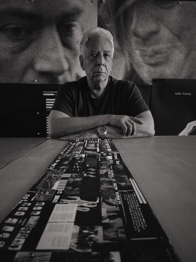 Le photographe Gilles Peress, dans son studio de Brooklyn, New York, en juin 2021.