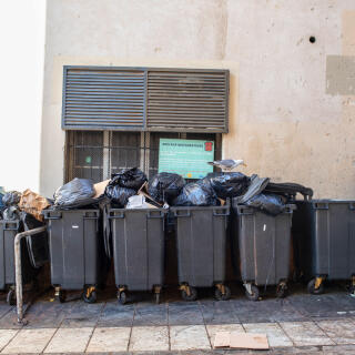 place aux huiles avant le ramassage des ordures, Marseille le 7 juin 2021