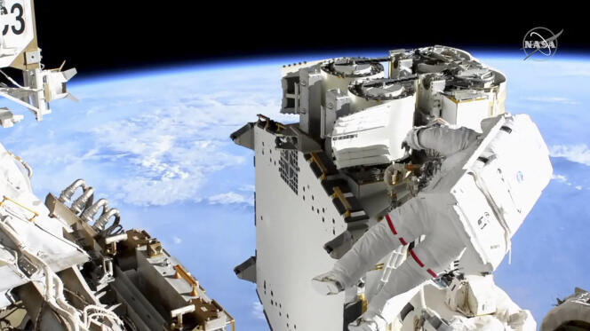 Capture d’écran de la NASA TV, le 16 juin 2021, montrant l’astronaute Thomas Pesquet  à l’extérieur de l’ISS.