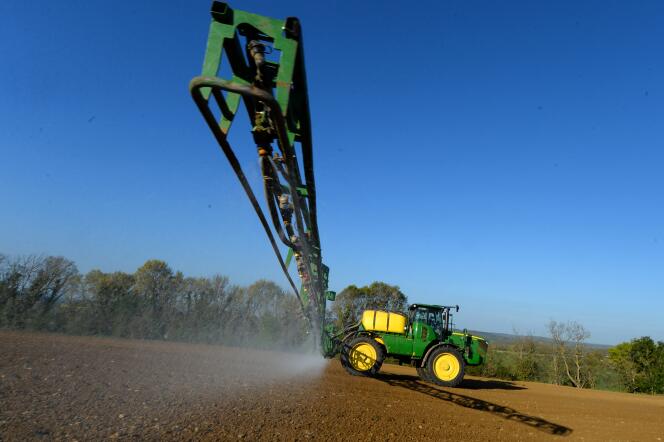 Un agriculteur français utilise du Roundup 720, un herbicide à base de glyphosate, le 23 avril 2021 à Piacé (Sarthe).