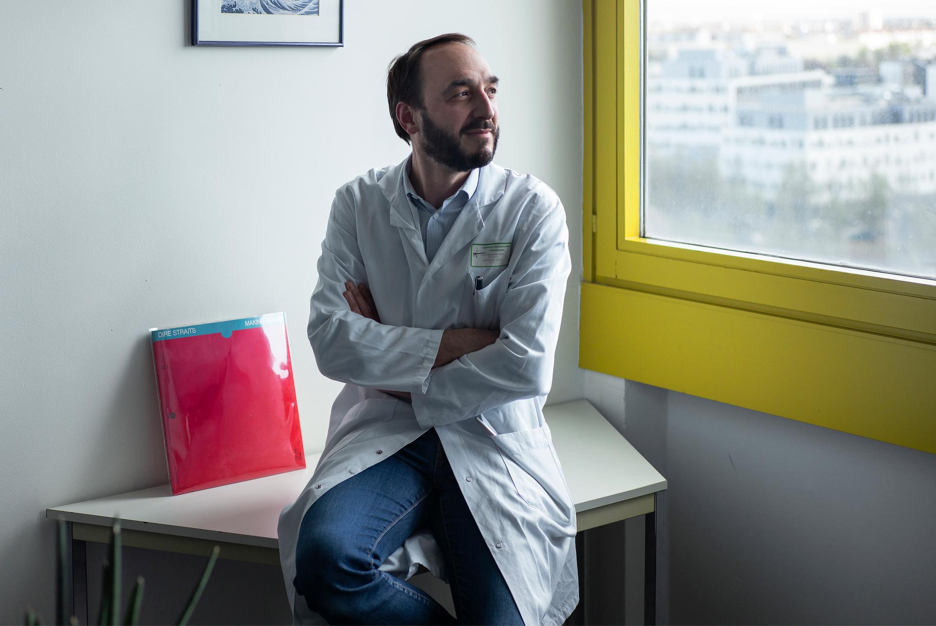 Le professeur Mathieu Anheim, neurologue au CHU de Hautepierre, y coordonne le centre de référence du syndrome de Gilles de la Tourette. A Strasbourg (Bas-Rhin), le 6 avril 2021.
