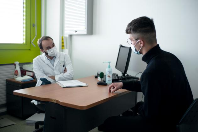 Axel, 20 ans, consulte le professeur Mathieu Anheim, neurologue au CHU de Hautepierre, à Strasbourg (Bas-Rhin), le 6 avril 2021. Atteint d’un syndrome de Gilles de la Tourette, c’est là qu’il est suivi.