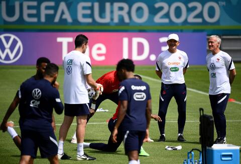 France's coach Didier Deschamps (R) and France assistant coach Guy Stephan (R) lead a training session at the FC Bayern Munich Campus in Munich, southern German, on June 16, 2021, during the UEFA EURO 2020 European Football Championship. / AFP / FRANCK FIFE 