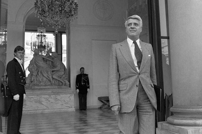 Le ministre du travail Robert Boulin sort du palais de l'Elysée, le 26 septembre 1979, après avoir participé au conseil des ministres.