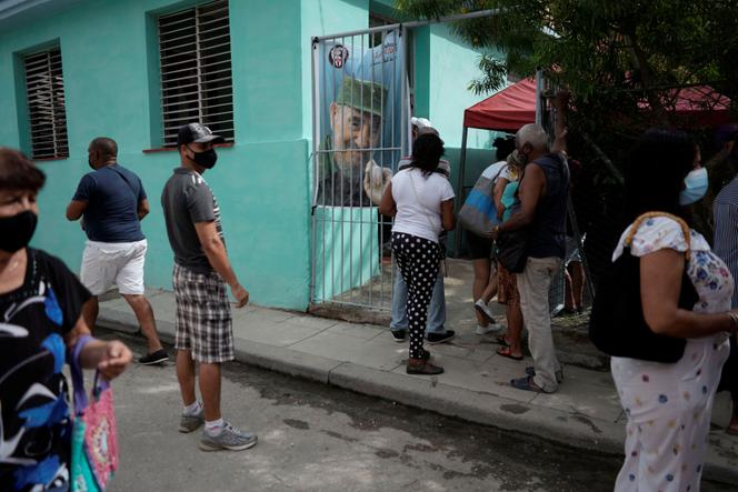 Un portrait de Fidel Castro (1926-2016) à l’entrée d’un centre de vaccination à La Havane, le 15 juin 2021.
