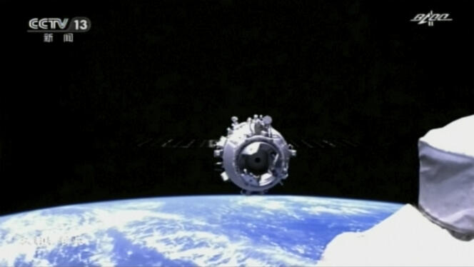 Image de l’arrimage du vaisseau « Shenzhou-12 » avec Tiangong tirée d’une séquence vidéo de la chaîne CCTV.