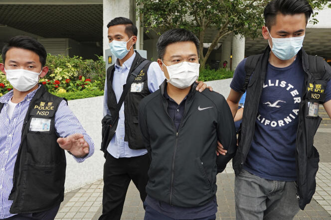 Ryan Law, deuxième à partir de la droite, rédacteur en chef d’« Apple Daily », est arrêté par des policiers à Hongkong, le 17 juin 2021.