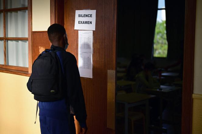 Un élève dans un couloir du lycée Hélène-Boucher, pendant l’épreuve de philosophie, à Paris, le 17 juin 2021.