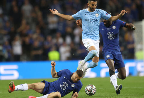 Manchester City's Algerian midfielder Riyad Mahrez (C) jumps over Chelsea's Croatian midfielder Mateo Kovacic (L) as Chelsea's German defender Antonio Ruediger (R) chases them during the UEFA Champions League final football match between Manchester City and Chelsea at the Dragao stadium in Porto on May 29, 2021. (Photo by CARL RECINE / POOL / AFP)