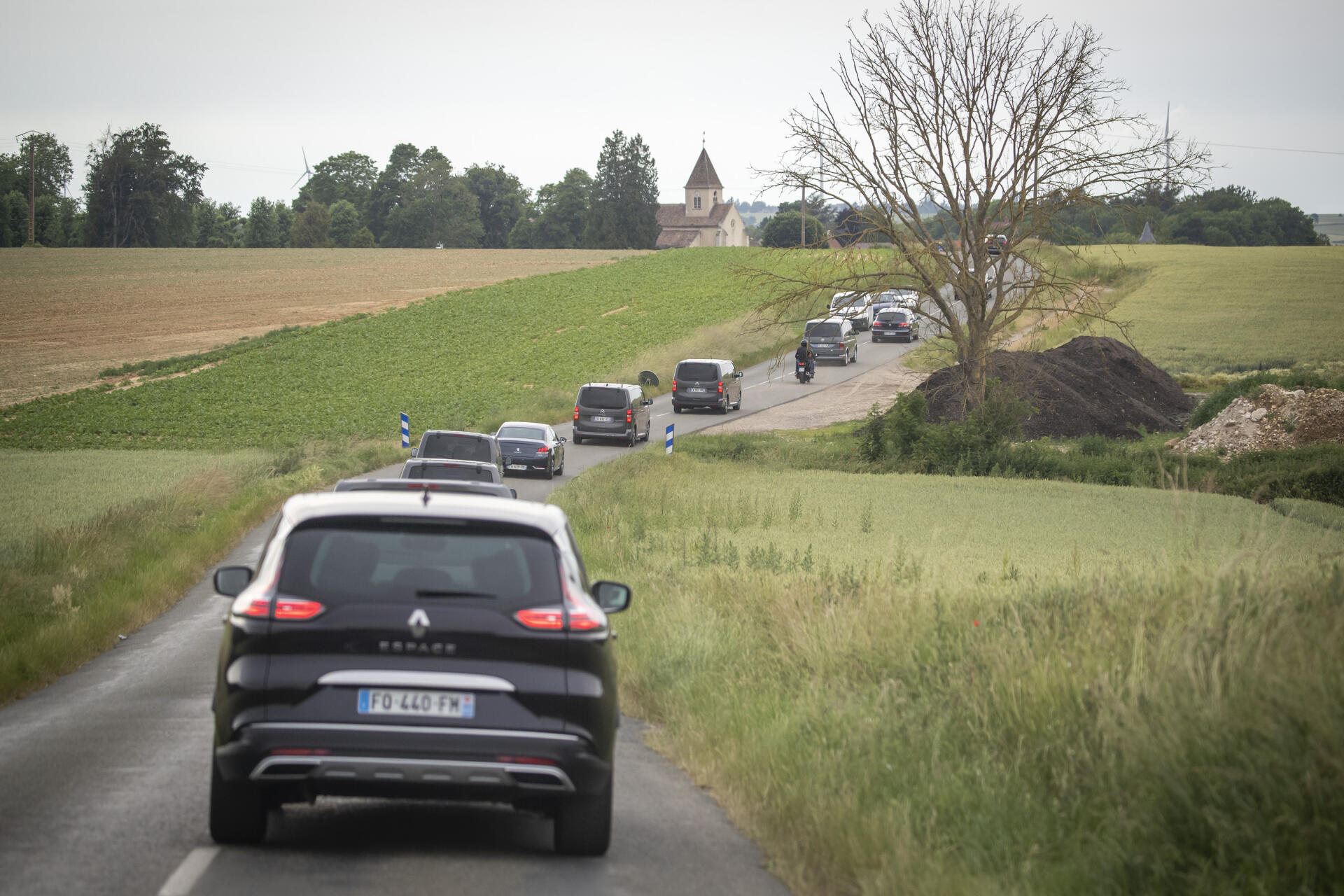 Le convoi présidentiel sur la route entre Château-Thierry et Villers-Cotterêts, dans l’Aisne, le 17 juin 2021.
