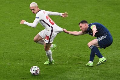 TOPSHOT - England's midfielder Phil Foden (L) and Scotland's defender Andrew Robertson vie for the ball during the UEFA EURO 2020 Group D football match between England and Scotland at Wembley Stadium in London on June 18, 2021. / AFP / POOL / FACUNDO ARRIZABALAGA 
