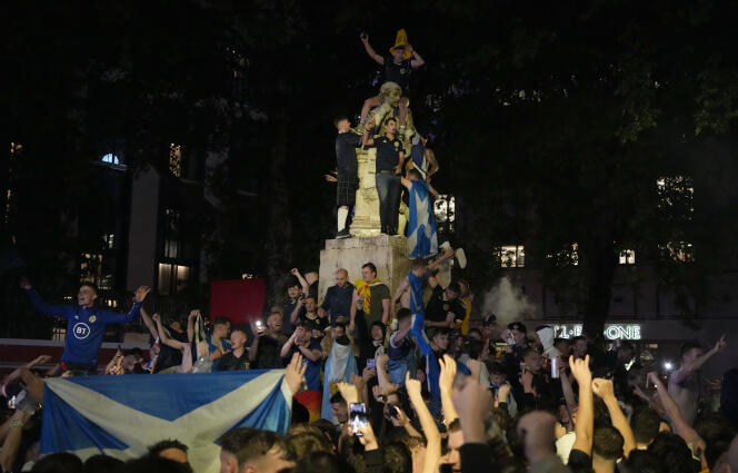 Des supporteurs écossais devant la statue de William Shakespeare, à Leicester Square, à Londres, le 18 juin 2021.