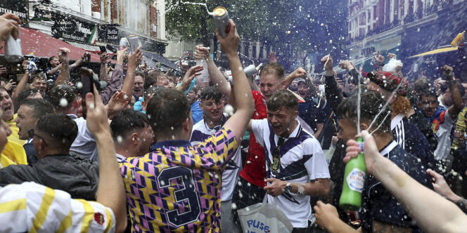 Des supporteurs écossais s’offrent une douche de bière avant le match face à l’Angleterre le 18 juin, à Leicester Square, au centre de Londres (Angleterre).