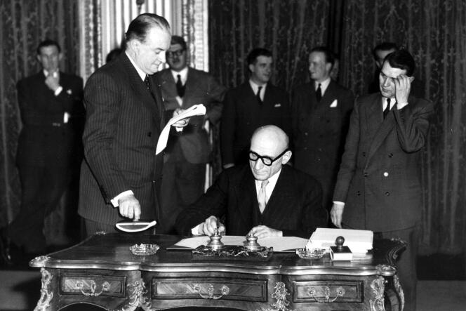 Le ministre français des affaires étrangères Robert Schuman signe le traité de Paris, le 18 avril 1951, instituant la CECA.