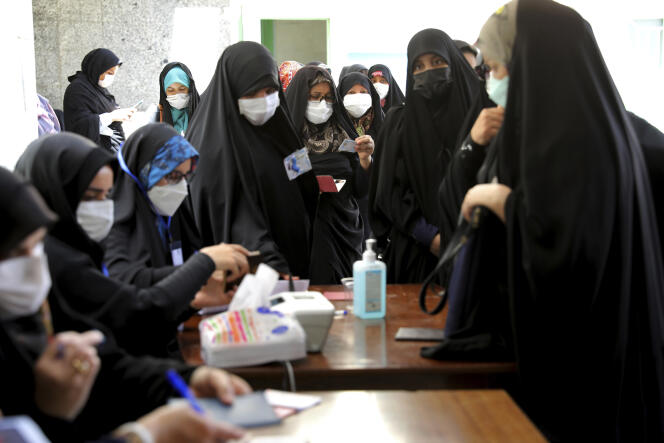 Des femmes s’inscrivent pour voter à l’élection présidentielle dans un bureau de vote à Téhéran, le 18 juin 2021.