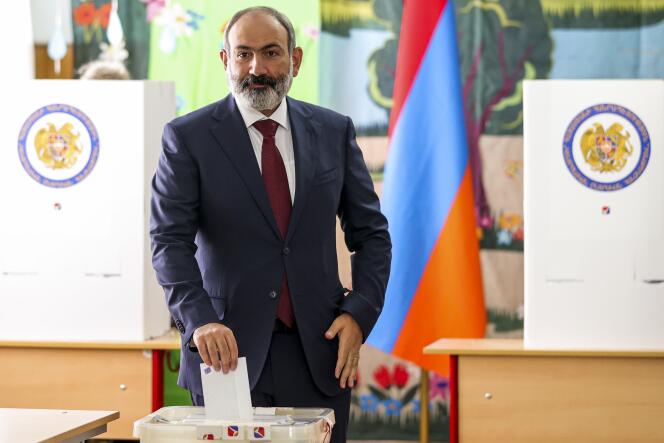 Le premier ministre arménien, Nikol Pachinian, vote à Erevan, le 20 juin 2021.