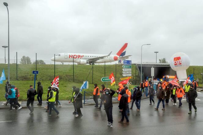 Manifestation contre des suppressions d’emplois dans le secteur aérien, à Roissy-Charles-de-Gaulle, le 18 mars 2021.