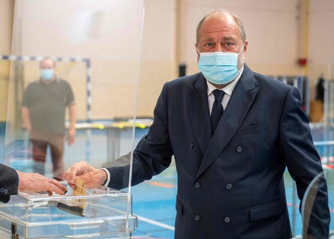 Eric Dupond-Moretti, candidat dans les Hauts-de-France, en train de voter à Cousolre (Nord), dimanche 20 juin.