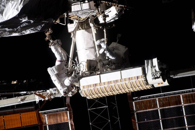 L’astronaute français Thomas Pesquet, à gauche, et celui de la NASA Shane Kimbrough, à droite, en sortie dans l’espace, le 20 juin 2021.