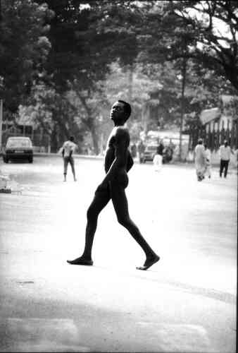 Le fou dans une rue d’Abidjan, Côte d’Ivoire, 1994, argentique N&B, 180x120 cm.