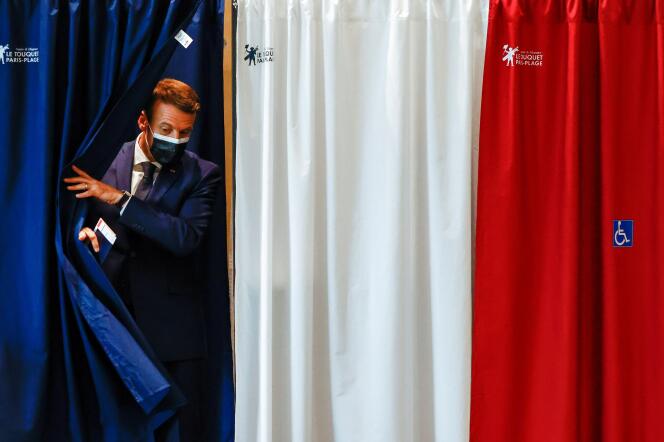 Le président Emmanuel Macron vote dans un bureau de vote du Touquet-Paris-Plage (Hauts-de-France), le 20 juin 2021.