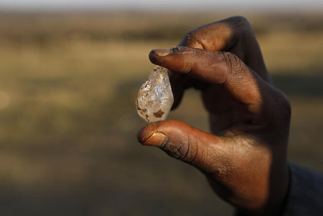 Une pierre de quartz trouvée dans le village de KwaHlathi, près de la ville de Ladysmith, dans le Kwazulu-Natal, en Afrique du Sud, le 15 juin 2021.