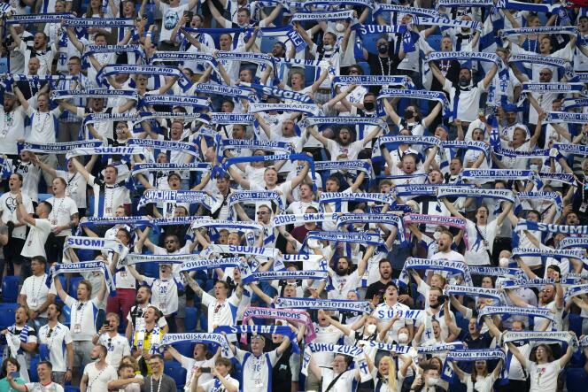 Des supporteurs finlandais tendent leur écharpe au moment où résonne leur hymne national dans le stade de Saint-Pétersbourg (Russie), avant le match face à la Belgique le 21 juin.