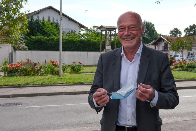 Le président (Parti socialiste) de la région Nouvelle-Aquitaine, Alain Rousset, près d’un bureau de vote de Pessac, pour le premier tour des élections régionales françaises, le 20 juin 2021 .