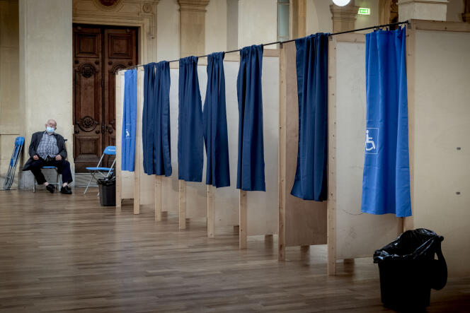Bureau de vote dans le 2e arrondissement de Lyon pour les élections régionales en Auvergne-Rhône-Alpes, le 20 juin 2021.