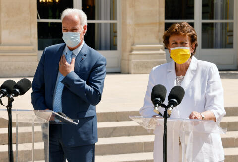 French Junior Minister of Small and Medium Entreprises Alain Griset (L) and French Culture Minister Roselyne Bachelot talk to the press after a meeting with nightclubs representatives and unionists at the Elysee Palace, in Paris, on June 21, 2021. (Photo by Ludovic MARIN / POOL / AFP)