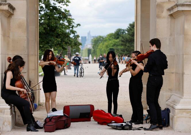 Un groupe de musiciens sous l’arc du Carrousel, près du Louvre.