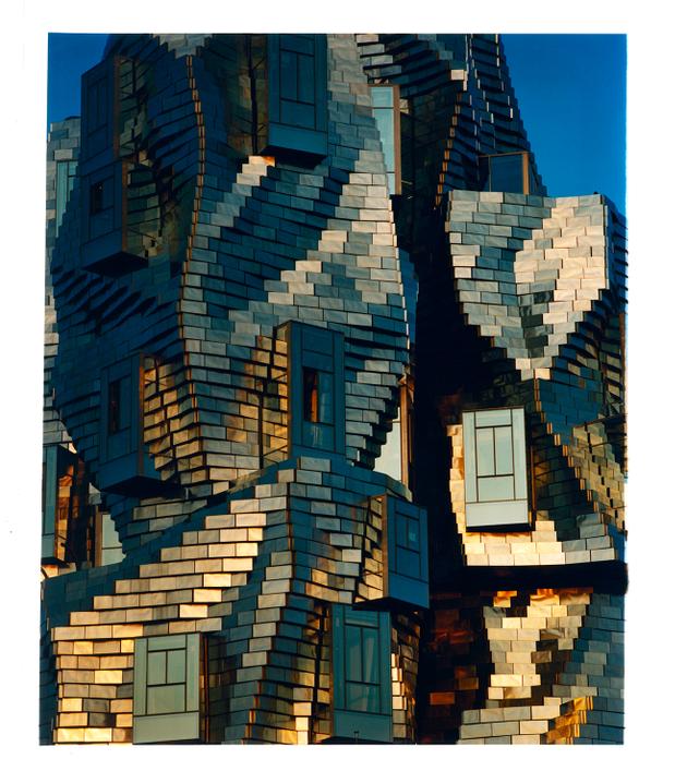 Détail architectural de la tour de Frank Gehry à Arles.