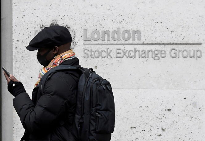 Devant les bureaux de la Bourse de Londres, le 9 mars 2020.