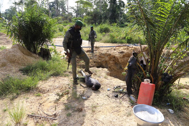 Des soldats de « l’armée verte » arrêtent des orpailleurs clandestins qui détruisent la forêt classée de Diamarakro, dans le sud-est de la Côte d’Ivoire, en avril 2021.
