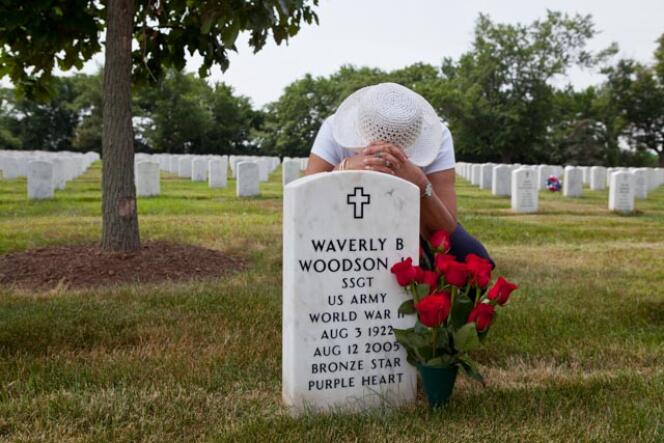 Joann Woodson, sur la tombe de son mari, Waverly B. Woodson Jr. (3 août 1922-12 août 2005), au cimetière militaire d’Arlington, en Virginie.