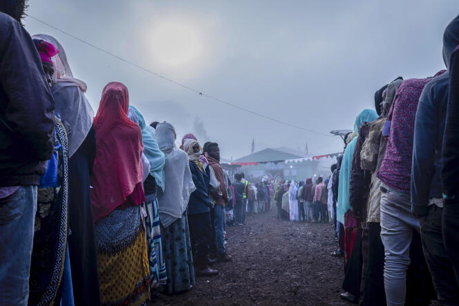 Des Ethiopiens font la queue tôt le matin pour voter aux élections législatives, dans la ville natale du premier ministre Abiy Ahmed, à Beshasha, dans la région d’Oromia, en Ethiopie, le 21 juin 2021.