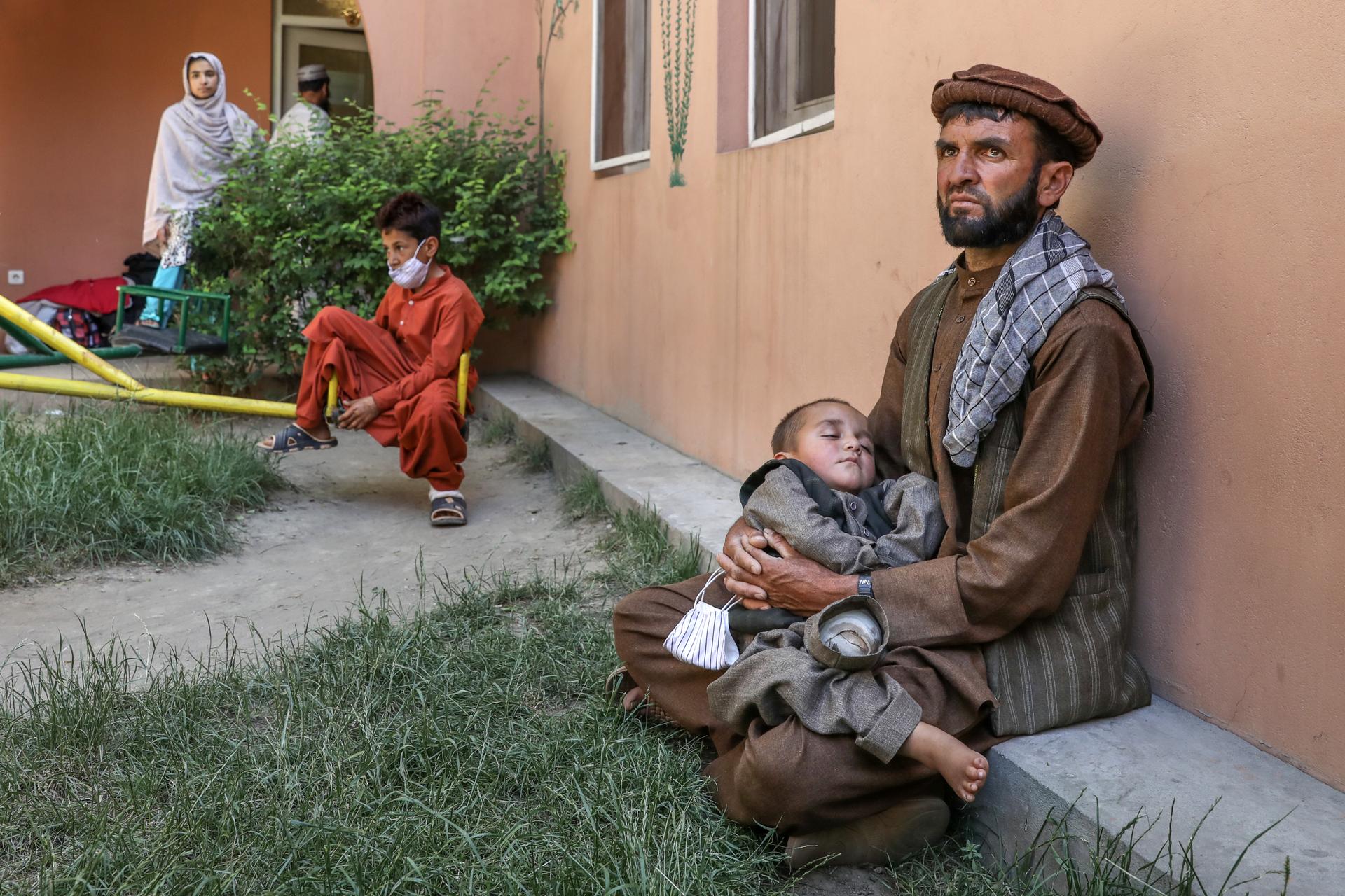 Dans les bras de son père, Jawed, âgé de 1 an, après une opération de la jambe à l’Institut médical français pour la mère et l’enfant (IMFE), le 6 juin 2021.