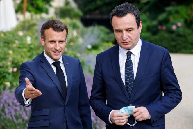 Le président français, Emmanuel Macron, accueille le premier ministre du Kosovo, Albin Kurti (à droite), avant une réunion à l’Elysée, à Paris, le 23 juin 2021.
