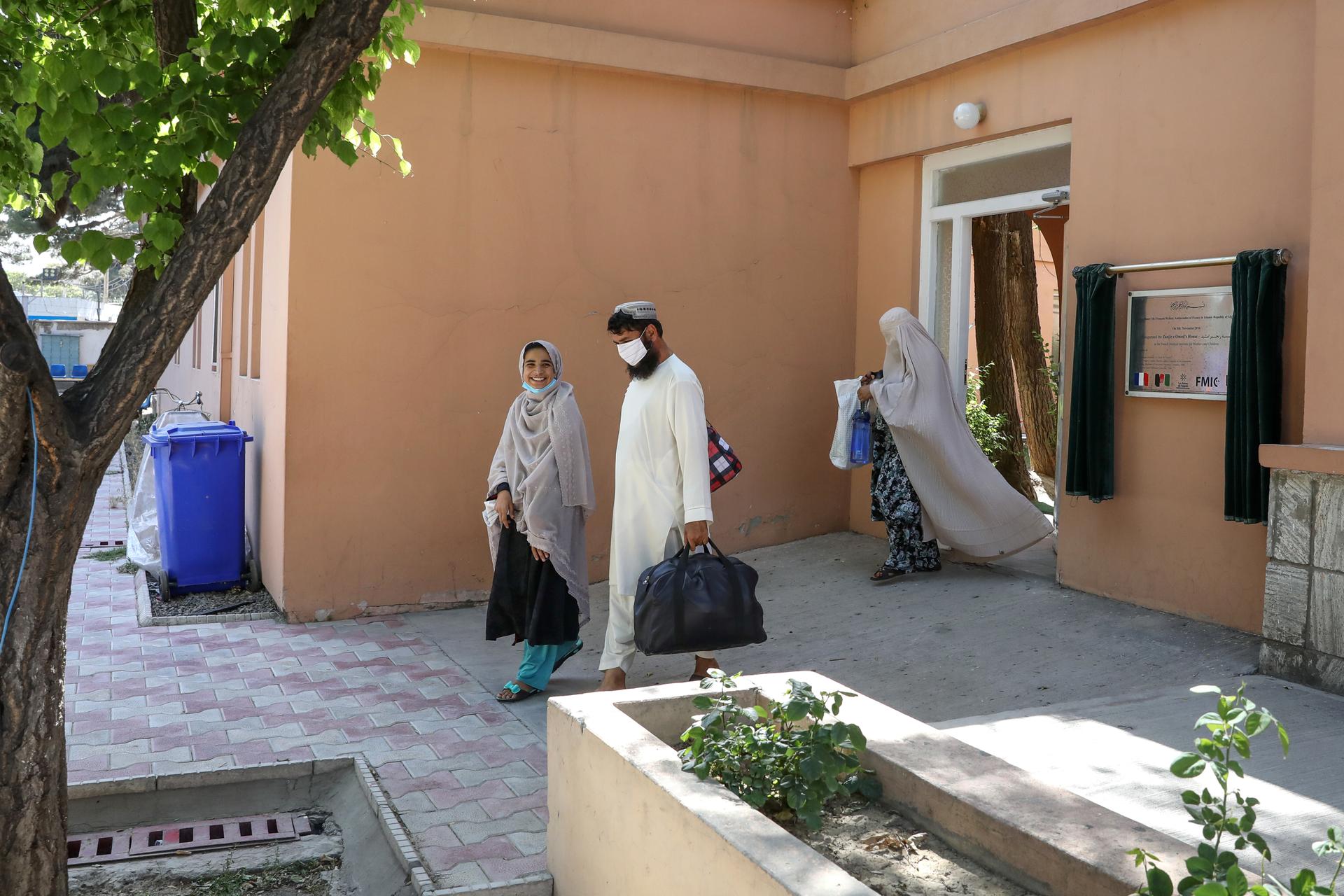 Une Afghane, originaire de Kandahar, sort de l’Institut médical français pour la mère et l’enfant (IMFE) à Kaboul, le 6 juin 2021.