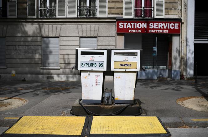 Une station-service à Paris, le 17 avril 2020.