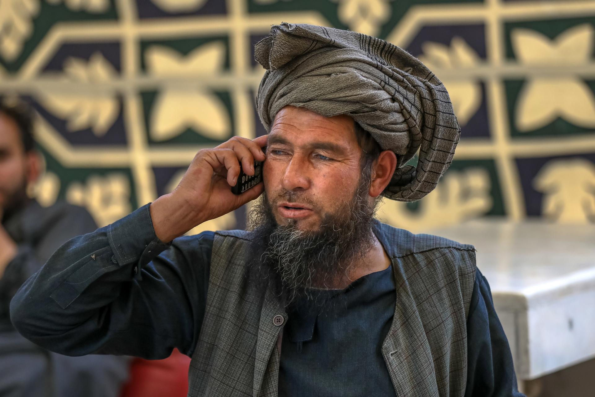 Un proche d’un patient attend à l’extérieur de l’Institut médical français pour la mère et l’enfant (IMFE), à Kaboul, le 8 juin 2021.