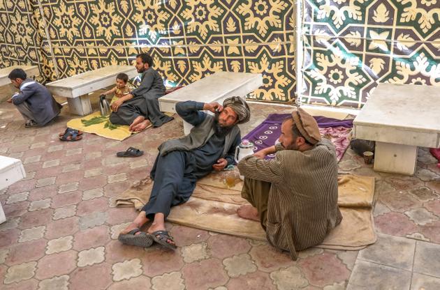 Des proches de malades patientent dans une cour de l’Institut médical français pour la mère et l’enfant (IMFE), à Kaboul, le 6 juin 2021.