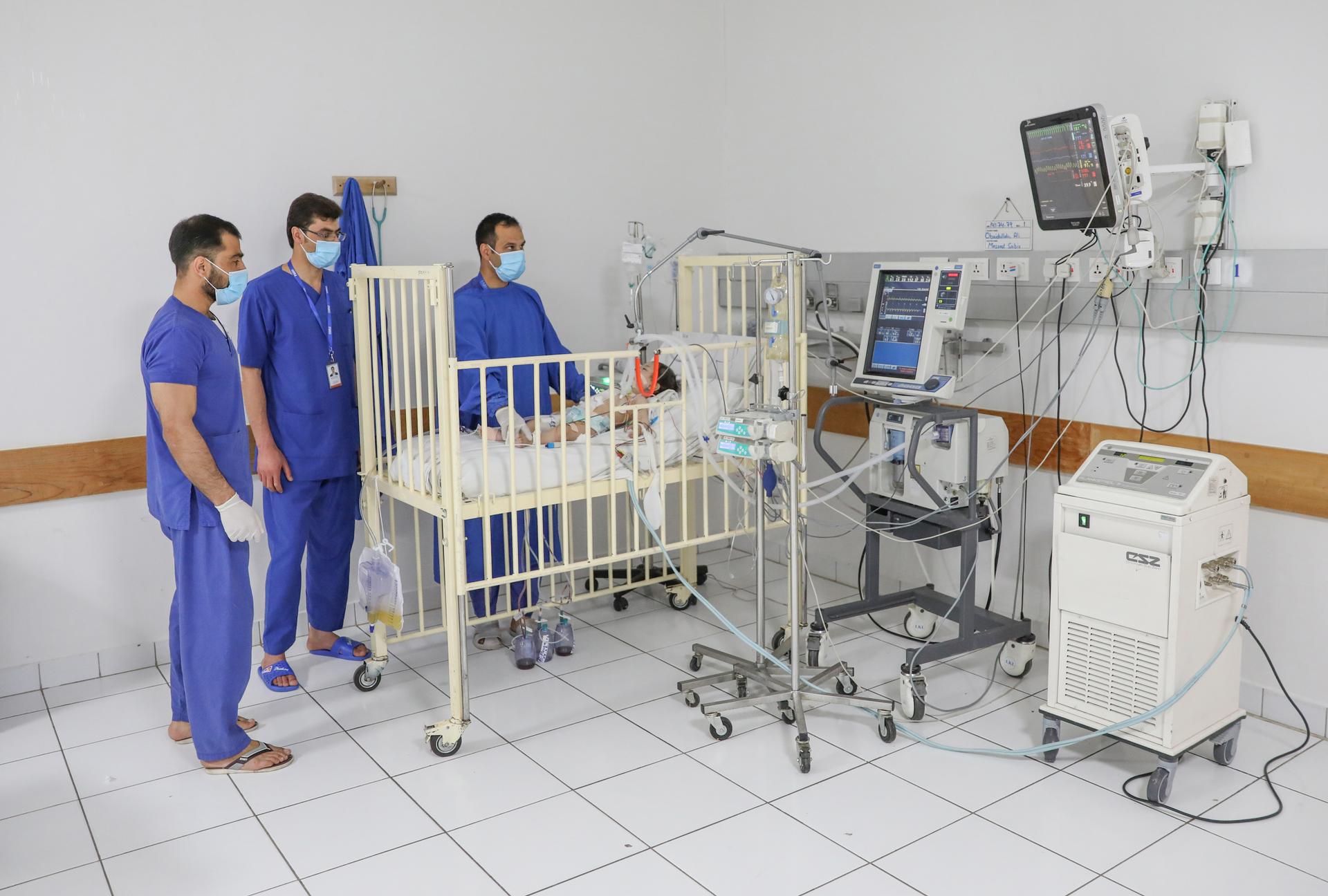 Un enfant afghan âgé de 1 an entouré par le personnel soignant à l’Institut médical français pour la mère et l’enfant (IMFE) après une opération du cœur, à Kaboul, le 8 juin 2021.