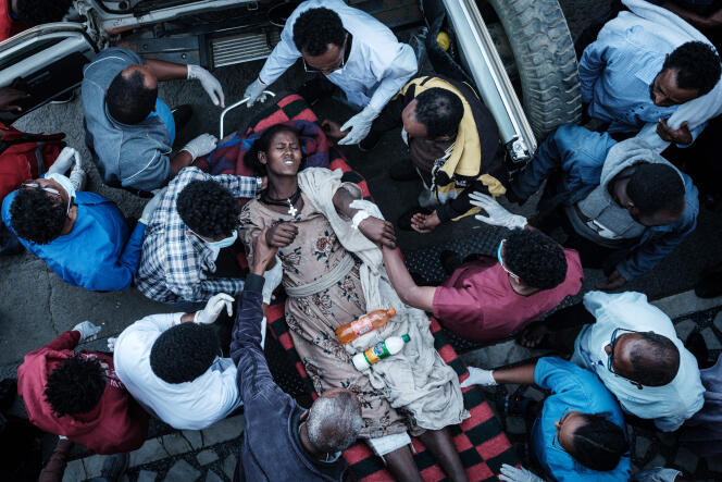 Une habitante blessée de Togoga est transportée vers l’hôpital Ayder à Mekele, la capitale de la région du Tigré, en Ethiopie, le 23 juin 2021.