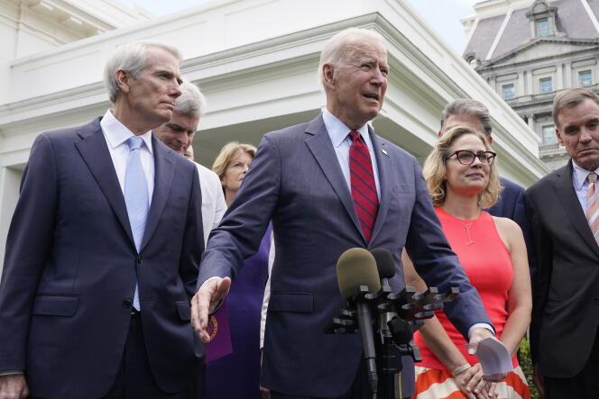 Le président Joe Biden, entouré de sénateurs des deux bords, avant leur rencontre pour discuter d’un plan d’infrastructures, le 24 juin 2021.