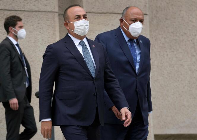 Le ministre turc des affaires étrangères, Mevlüt Çavusoglu (à gauche) et son homologue égyptien Sameh Choukry, le 23 juin 2021 à Berlin.