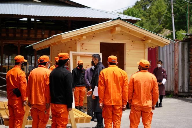 Le roi du Bhoutan en visite dans des villages pour superviser les mesures mises en place pour contenir la pandémie, à Bumthang, le 7 juin 2021.